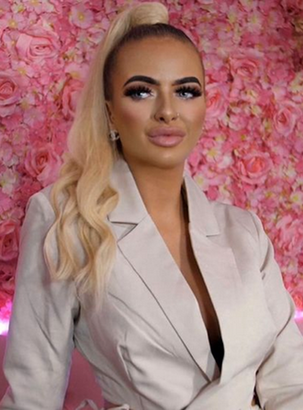 Paige wearing 20" Ponytail Golden Blonde #24